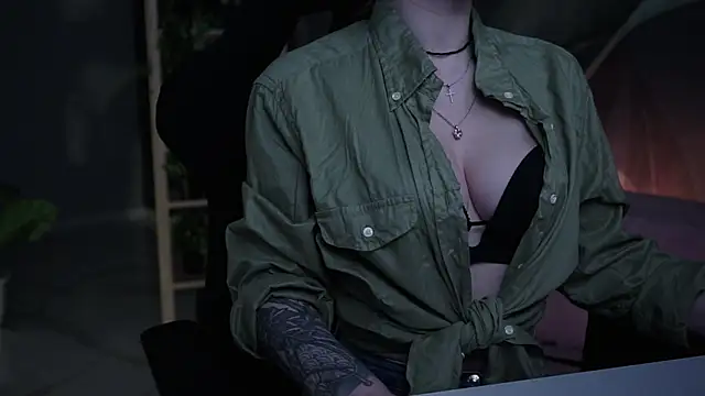 Snapshot of OliviaMcClean chatting on 23, 11, 2025 OliviaMcClean online show from 23, 11, 2025