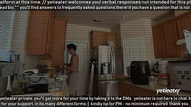 Snapshot of yetieater chatting on 24, 4, 2026 yetieater online show from 24, 4, 2026