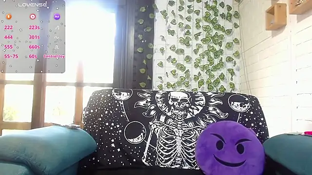 Snapshot of LiraSonnett chatting on 7, 10, 2025 LiraSonnett online show from 7, 10, 2025