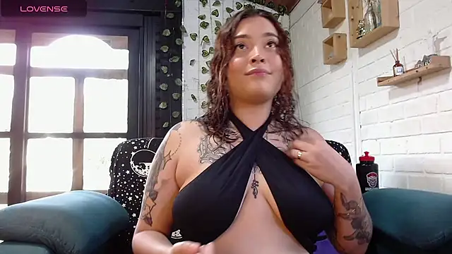 Snapshot of LiraSonnett chatting on 22, 11, 2025 LiraSonnett online show from 22, 11, 2025