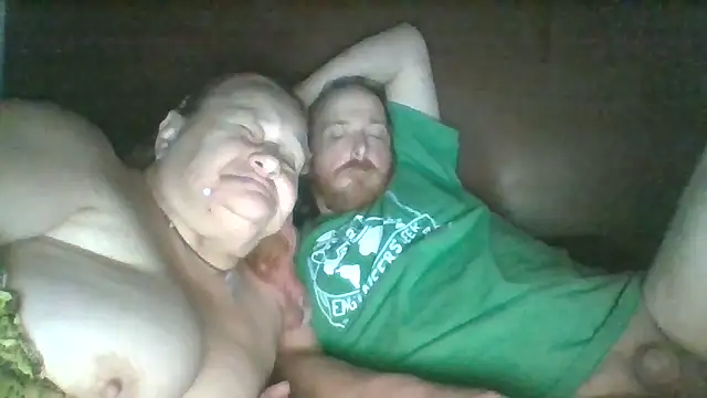 Snapshot of SpnzTnT chatting on 9, 10, 2025 SpnzTnT online show from 9, 10, 2025