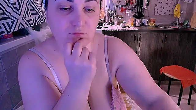 Snapshot of SoftLia chatting on 2, 11, 2025 SoftLia online show from 2, 11, 2025