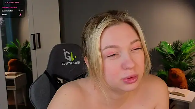 Snapshot of christie_luv chatting on 13, 2, 2026 christie luv online show from 13, 2, 2026