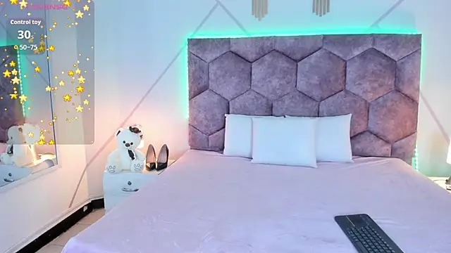 Snapshot of aurora_collinss_ chatting on 19, 12, 2025 aurora collinss online show from 19, 12, 2025