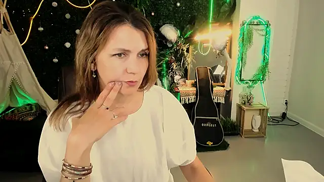 Snapshot of NicoleHitman chatting on 6, 5, 2026 NicoleHitman online show from 6, 5, 2026