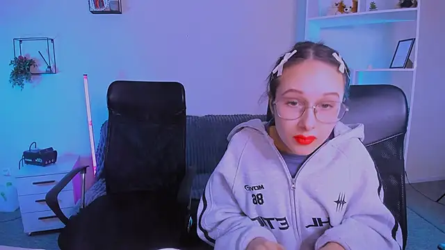 Snapshot of mona_cloud chatting on 10, 11, 2025 mona cloud online show from 10, 11, 2025