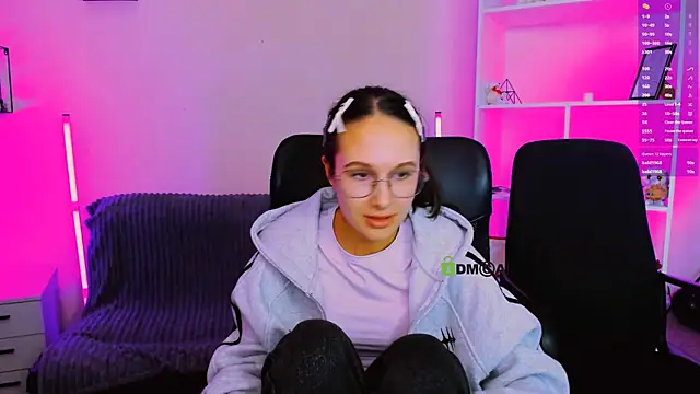 Snapshot of mona_cloud chatting on 13, 11, 2025 mona cloud online show from 13, 11, 2025