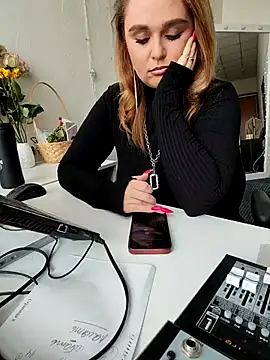 Snapshot of Juicy_PeachLux chatting on 12, 3, 2025 Juicy PeachLux online show from 12, 3, 2025
