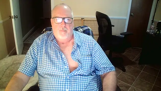 Snapshot of superbearboss chatting on 29, 10, 2025 superbearboss online show from 29, 10, 2025