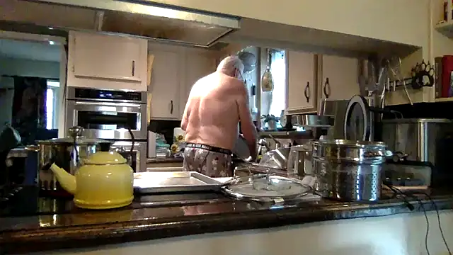 Snapshot of superbearboss chatting on 21, 12, 2025 superbearboss online show from 21, 12, 2025