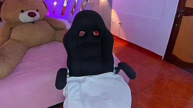 Snapshot of MaddyCrofft chatting on 14, 3, 2025 MaddyCrofft online show from 14, 3, 2025