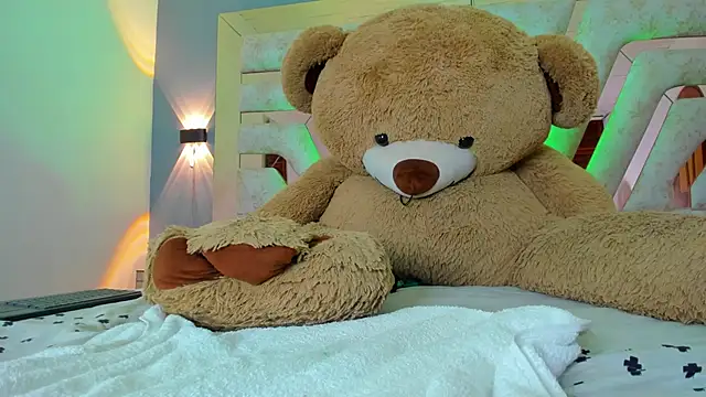 Snapshot of MaddyCrofft chatting on 17, 3, 2025 MaddyCrofft online show from 17, 3, 2025