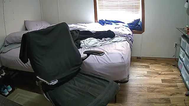 Muffdiver718 online show from 15, 3, 2025