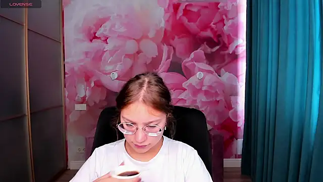 AngelinaLow online show from 28, 9, 2025