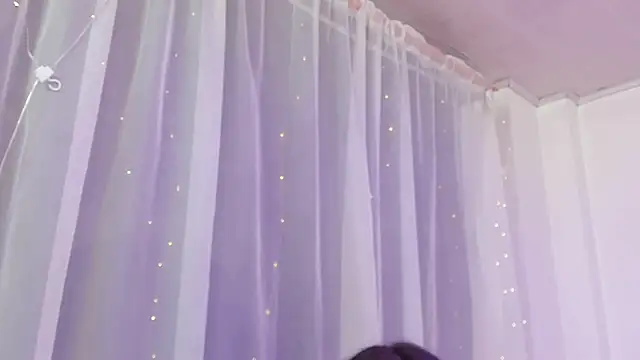 Pretty Johnson  online show from 18, 11, 2025