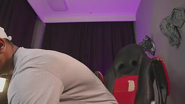 Snapshot of Colstorw_ chatting on 23, 12, 2025 Colstorw online show from 23, 12, 2025