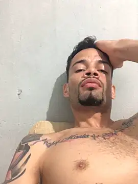 Snapshot of HenriquePhn chatting on 5, 4, 2026 HenriquePhn online show from 5, 4, 2026