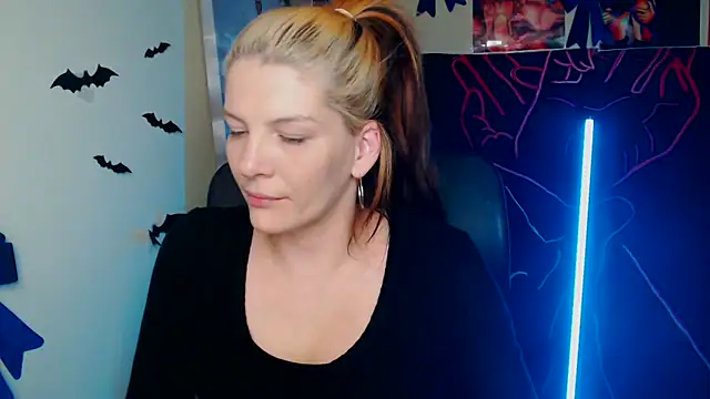 Snapshot of VanessaRey_ chatting on 20, 4, 2026 VanessaRey online show from 20, 4, 2026