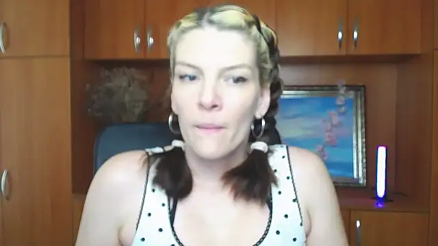 Snapshot of VanessaRey_ chatting on 2, 5, 2026 VanessaRey online show from 2, 5, 2026