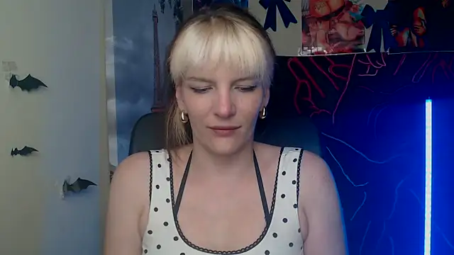 Snapshot of VanessaRey_ chatting on 10, 5, 2026 VanessaRey online show from 10, 5, 2026