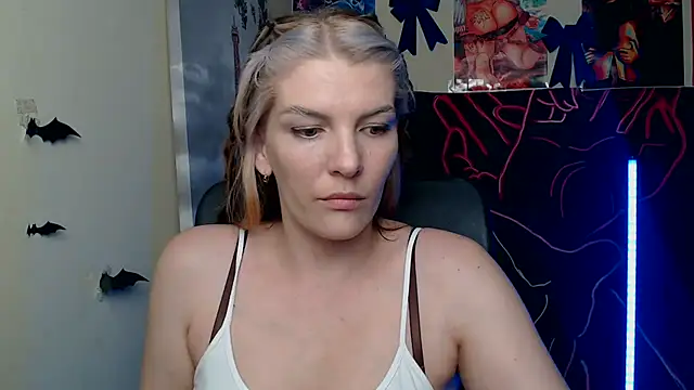 Snapshot of VanessaRey_ chatting on 13, 5, 2026 VanessaRey online show from 13, 5, 2026