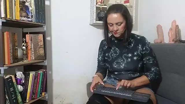 Amadamilf1980 online show from 5, 11, 2025