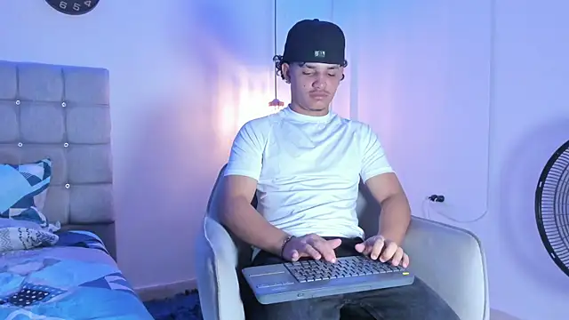 Snapshot of samxx_muscle chatting on 12, 9, 2025 samxx muscle online show from 12, 9, 2025