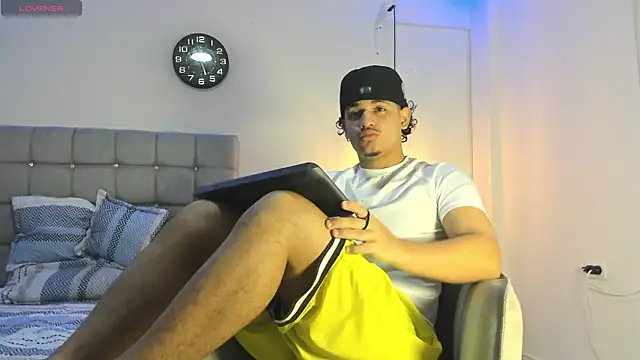 Snapshot of samxx_muscle chatting on 3, 10, 2025 samxx muscle online show from 3, 10, 2025