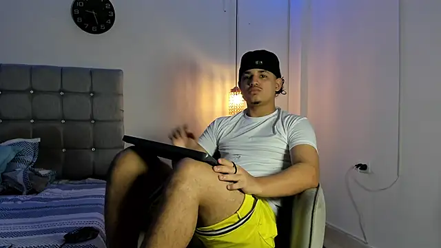 Snapshot of samxx_muscle chatting on 4, 10, 2025 samxx muscle online show from 4, 10, 2025
