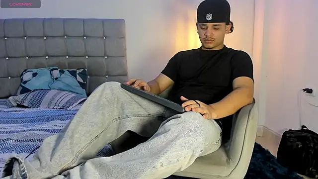 Snapshot of samxx_muscle chatting on 8, 10, 2025 samxx muscle online show from 8, 10, 2025