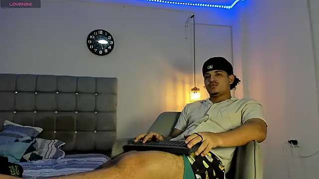 Snapshot of samxx_muscle chatting on 11, 10, 2025 samxx muscle online show from 11, 10, 2025