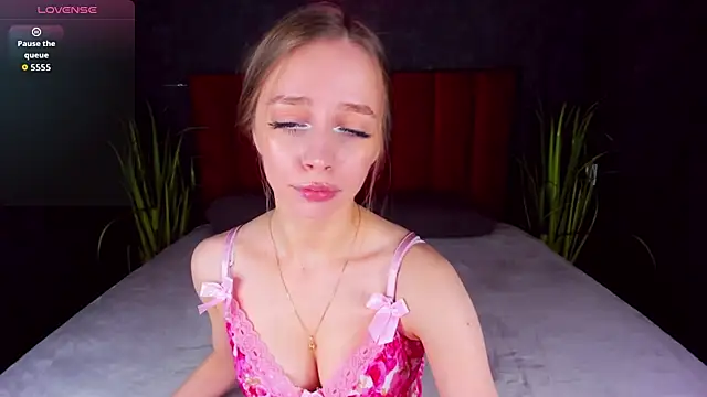 Amy Waynee online show from 5, 10, 2025