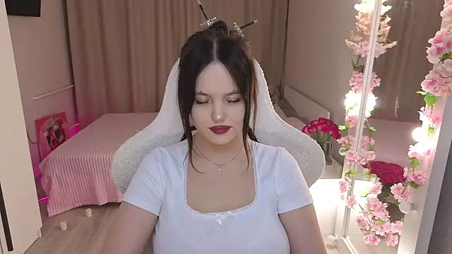 Betty  Davvis online show from 25, 10, 2025