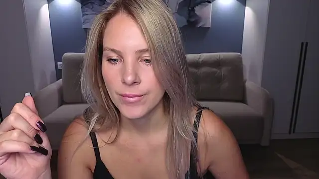 Snapshot of MelanieBennett chatting on 18, 10, 2025 MelanieBennett online show from 18, 10, 2025