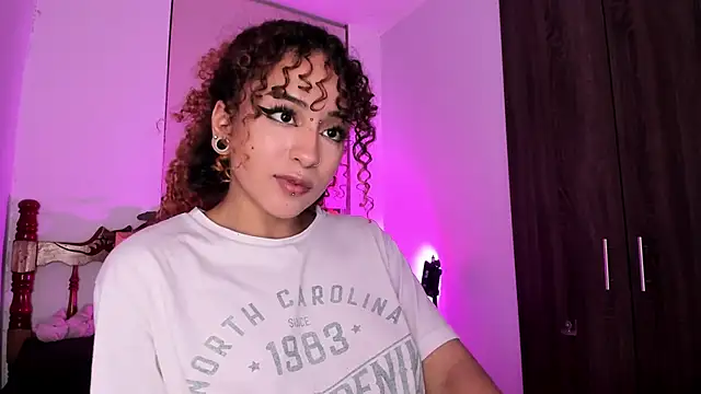 Snapshot of MaryJanelovers chatting on 8, 4, 2026 MaryJanelovers online show from 8, 4, 2026