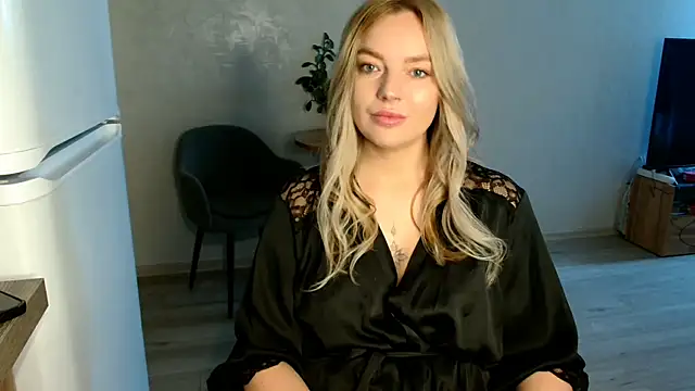 Snapshot of Eva___forever chatting on 28, 10, 2025 Eva   forever online show from 28, 10, 2025