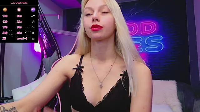 Snapshot of AlessiaCroft chatting on 24, 11, 2025 AlessiaCroft online show from 24, 11, 2025