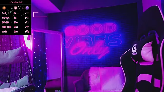 Snapshot of AlessiaCroft chatting on 3, 12, 2025 AlessiaCroft online show from 3, 12, 2025