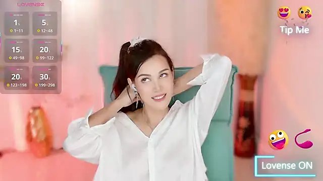 Snapshot of LunaBelle1984 chatting on 11, 10, 2025 LunaBelle1984 online show from 11, 10, 2025