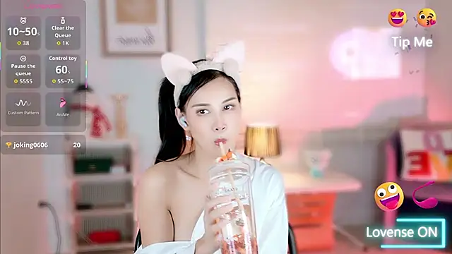 Snapshot of LunaBelle1984 chatting on 21, 11, 2025 LunaBelle1984 online show from 21, 11, 2025