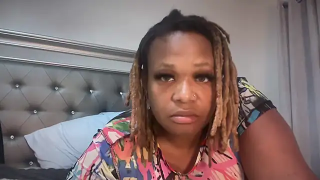 Snapshot of RoyalQueen2u chatting on 18, 5, 2026 RoyalQueen2u online show from 18, 5, 2026