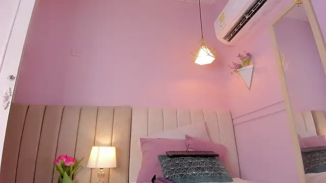 Snapshot of _lucia_18 chatting on 22, 10, 2025 lucia 18 online show from 22, 10, 2025