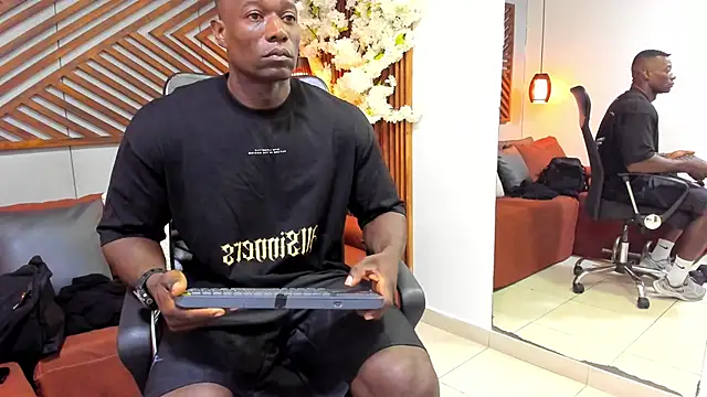 Snapshot of MarcusBlack_ chatting on 14, 11, 2025 MarcusBlack online show from 14, 11, 2025