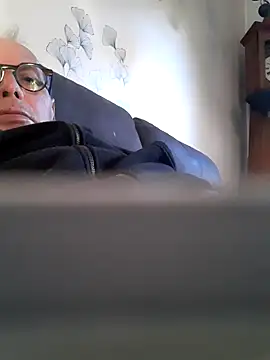 Snapshot of Vince072 chatting on 6, 10, 2025 Vince072 online show from 6, 10, 2025