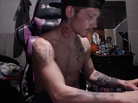 Snapshot of mastertrap chatting on 28, 11, 2025 mastertrap online show from 28, 11, 2025