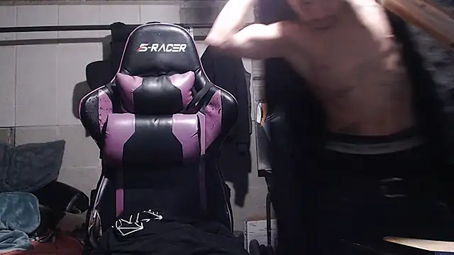 Snapshot of mastertrap chatting on 15, 12, 2025 mastertrap online show from 15, 12, 2025