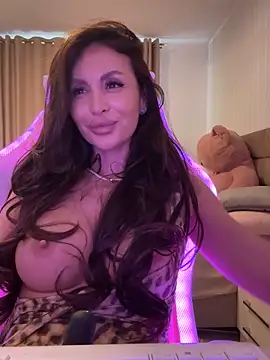 Snapshot of LunaBex chatting on 11, 10, 2025 LunaBex online show from 11, 10, 2025