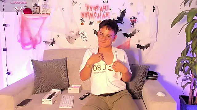 Snapshot of Young_Ben chatting on 24, 10, 2025 Young Ben online show from 24, 10, 2025