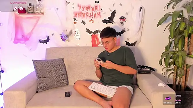 Snapshot of Young_Ben chatting on 25, 10, 2025 Young Ben online show from 25, 10, 2025