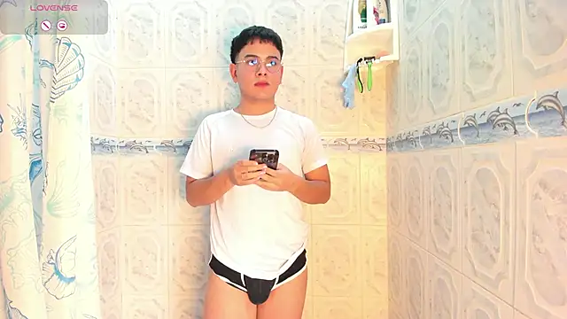 Snapshot of Young_Ben chatting on 15, 11, 2025 Young Ben online show from 15, 11, 2025